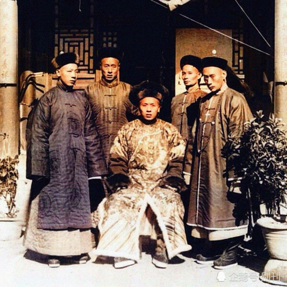 珍藏百年照片中的清朝人:犯人戴着枷锁动作难受,戏剧演员都很瘦