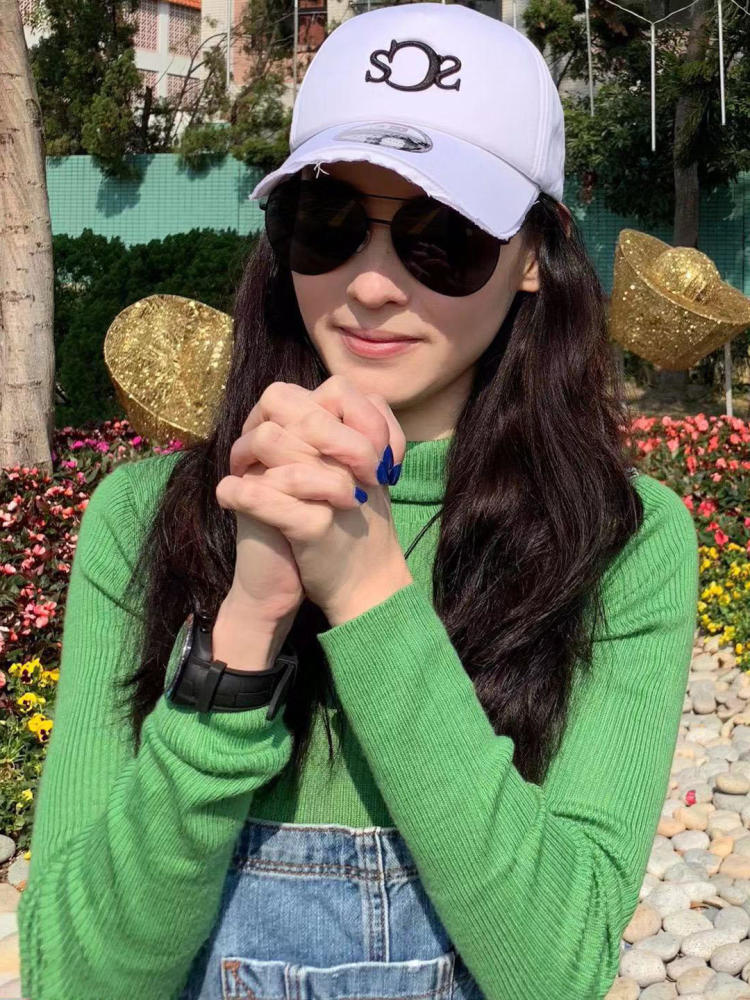 38岁混血张柏芝,一袭黄色礼服拍浪漫怀旧片,尽显真美人本色!