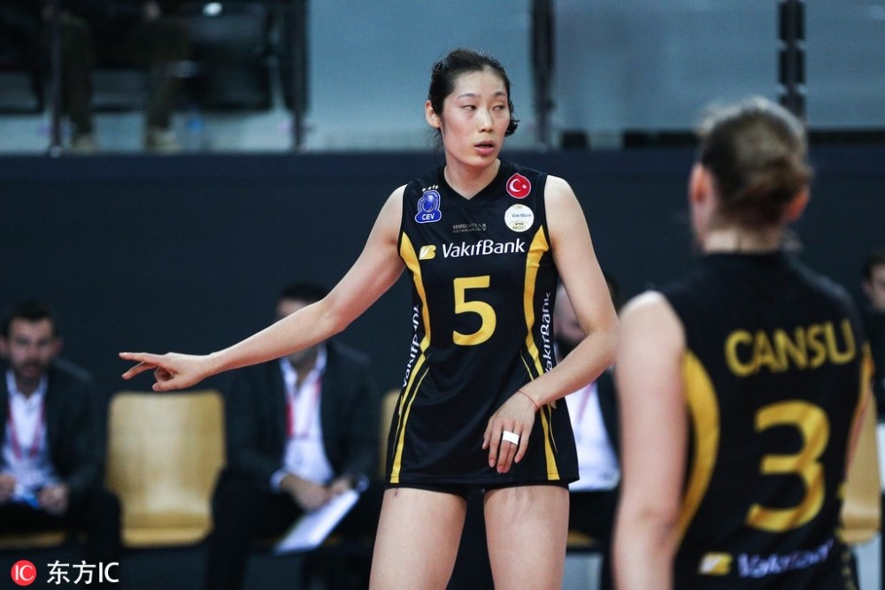 朱婷化身魔术师网口戏耍对手 奥兹巴伊疑似崴