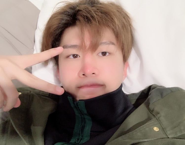 都以为范丞丞从不素颜出镜?当看到他的素颜照片后,网友炸锅