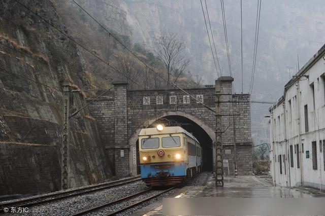 成昆铁路关村坝站:一半在隧道内的火车站