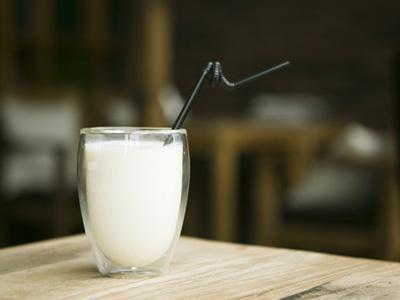 睡眠|睡觉时身体突然一抖，是疾病的征兆吗？如何做才能够缓解？