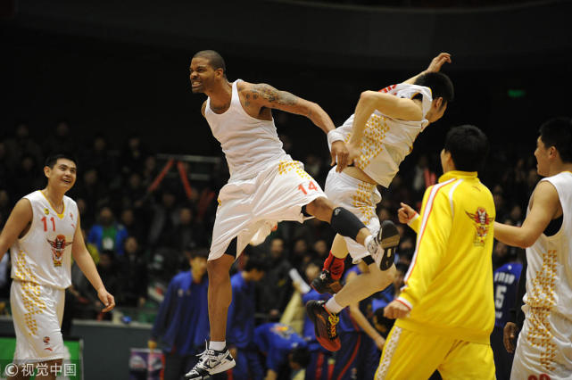 【中国篮球往事】朱芳雨总得分超8000 妖星狂