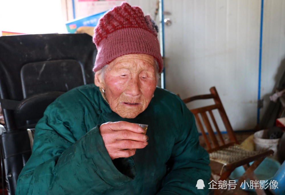 110歲老太喜歡旅遊愛喝酒 一次能喝二兩