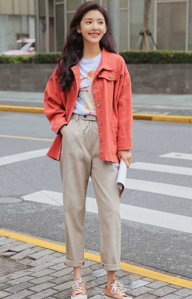 也许大家对章若楠不是特别了解,她除了是一个演员,之前还当过网店的