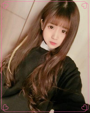 谁都会以为她是00后吧,这样的黑长直,真的是每个女生梦寐以求的,真的