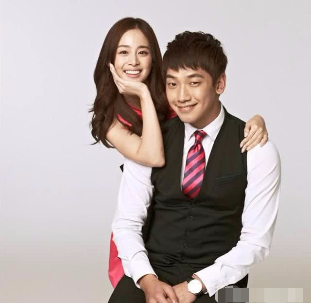 rain和妻子牵手甜蜜出街,39岁金泰熙怀二胎,身材浮肿发福