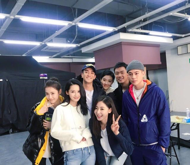 以川航真实事件改编的电影《中国机长》杀青