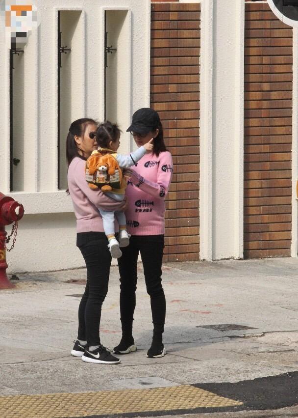 方媛挺孕肚带女儿Chantelle出街 小公主超可爱