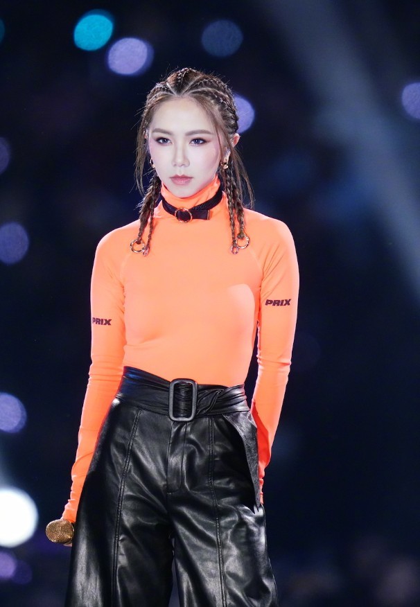 邓紫棋原来这么可爱,一袭白纱裙穿得像仙子,美得离不开视线!