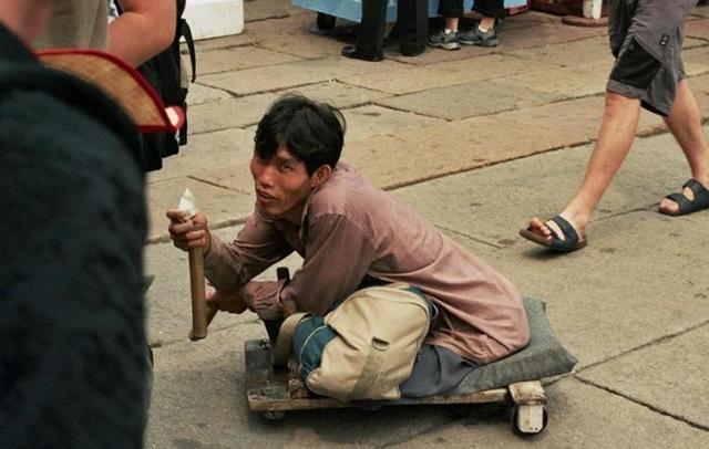 心理学:手里有一个馒头,你会给哪个乞丐?测你4月份会有何福报