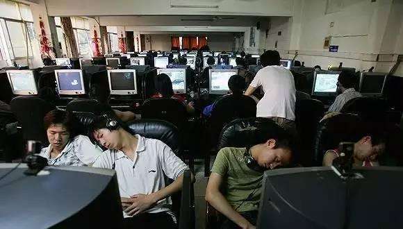 男子沉迷网络游戏,入住网吧半年不洗澡,无奈网管请来警察