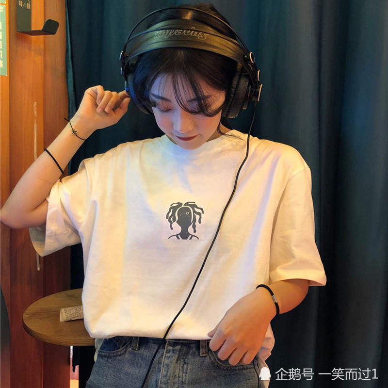 00后最爱的穿搭t恤,穿上美成画,拍照之后直接做成头像!