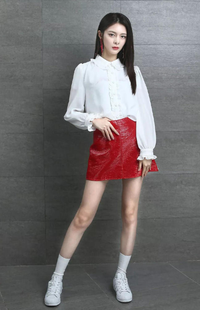 她是《火箭少女101》的成员,穿蕾丝上衣配皮夹克,气场十足