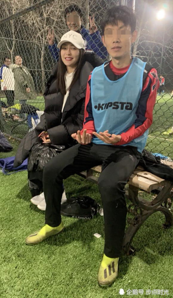 皇后秦岚大晚上陪男性朋友踢球?爆料人:我们