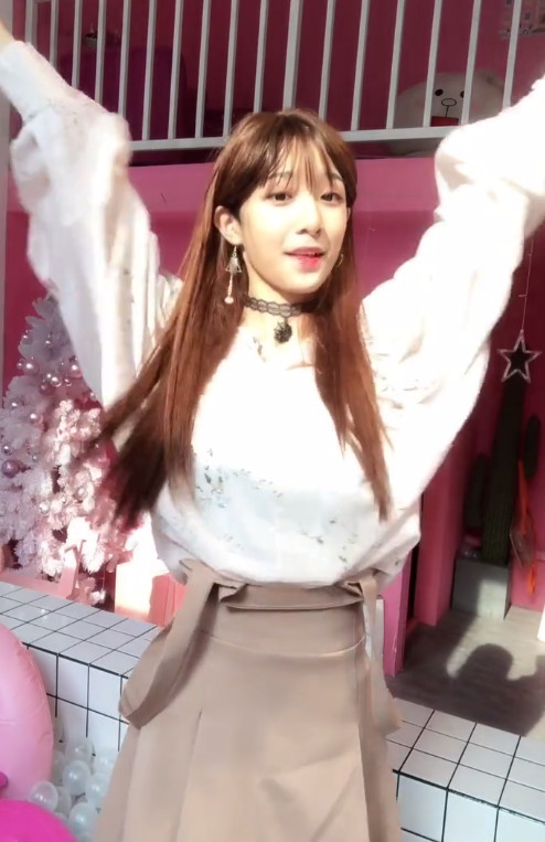 艾比晒整容前的舞蹈视频,面容清秀太甜美,可能是后悔了?