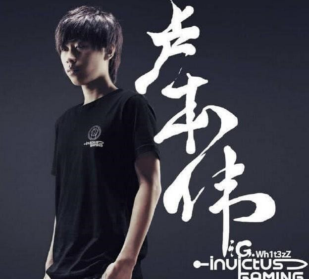 电竞少年的18岁,卢本伟纤瘦帅气,网友:玩了8年终于遇到faker了