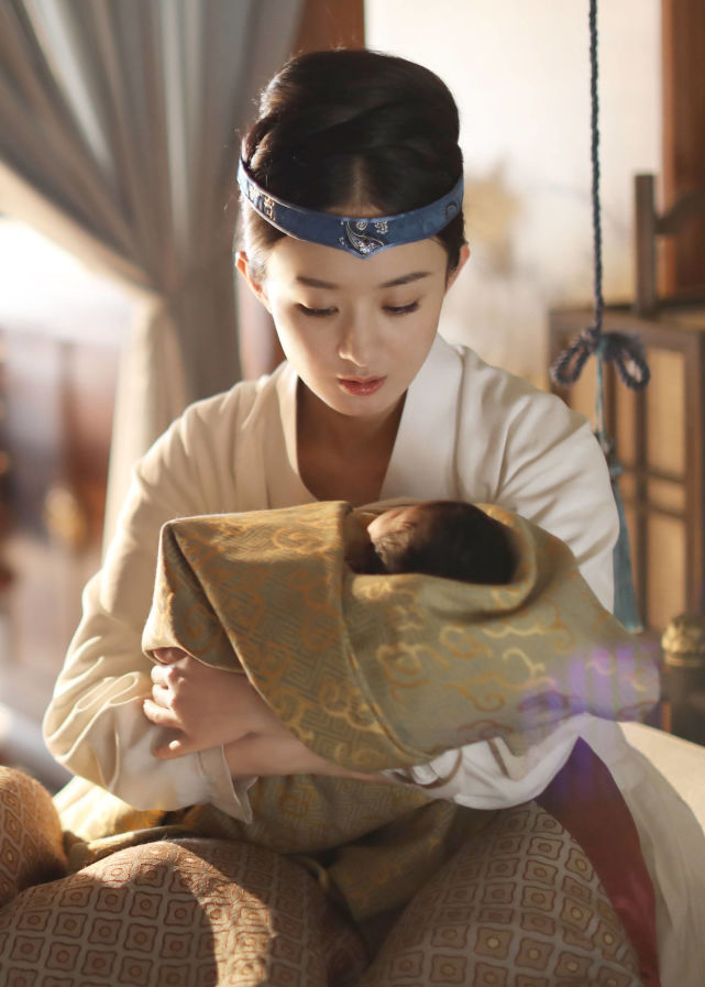 古装剧里演"怀孕",赵丽颖逼真,杨幂太假,唯独她是真怀孕了!