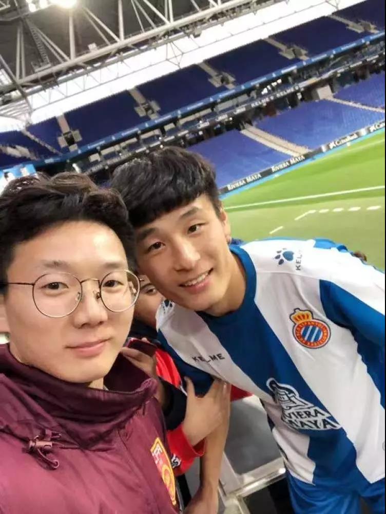 留学生与武磊合影登上央视:他是看我穿国足衣服 主动走过来的