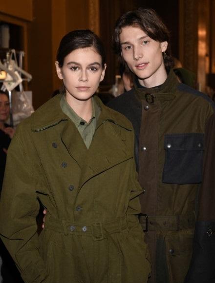 超模二代kaiagerber和男友甜蜜同框00后的高海拔之恋羡煞旁人