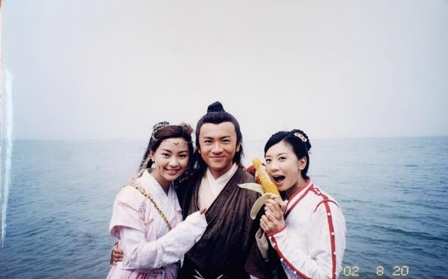 最美小昭陈秀丽再晒《倚天》片场照,苏有朋被四大美女环绕太幸福