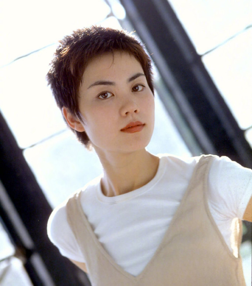 王菲早年照曝光,罕见"寸头"造型引围观,网友:飒爽英姿!