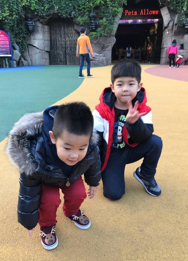 胡可吐槽儿子拍照不换动作,小鱼儿的回应亮了