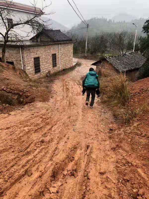 乡村泥泞路上的背影