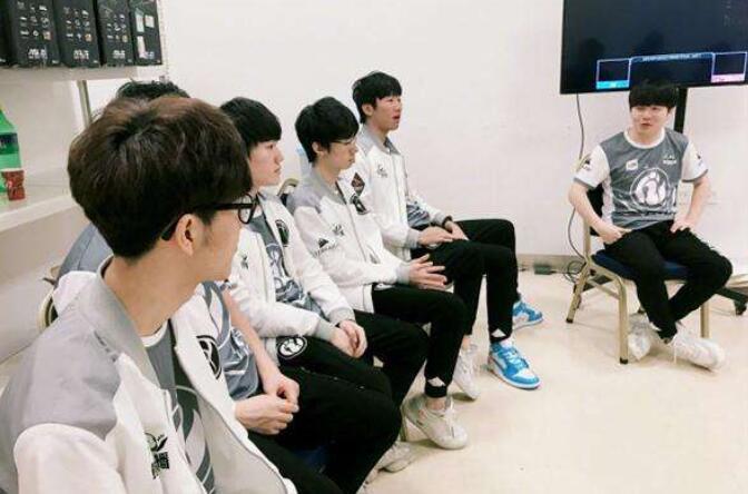 LOL官方公布最强阵容,RNG上榜两人,IG全员落