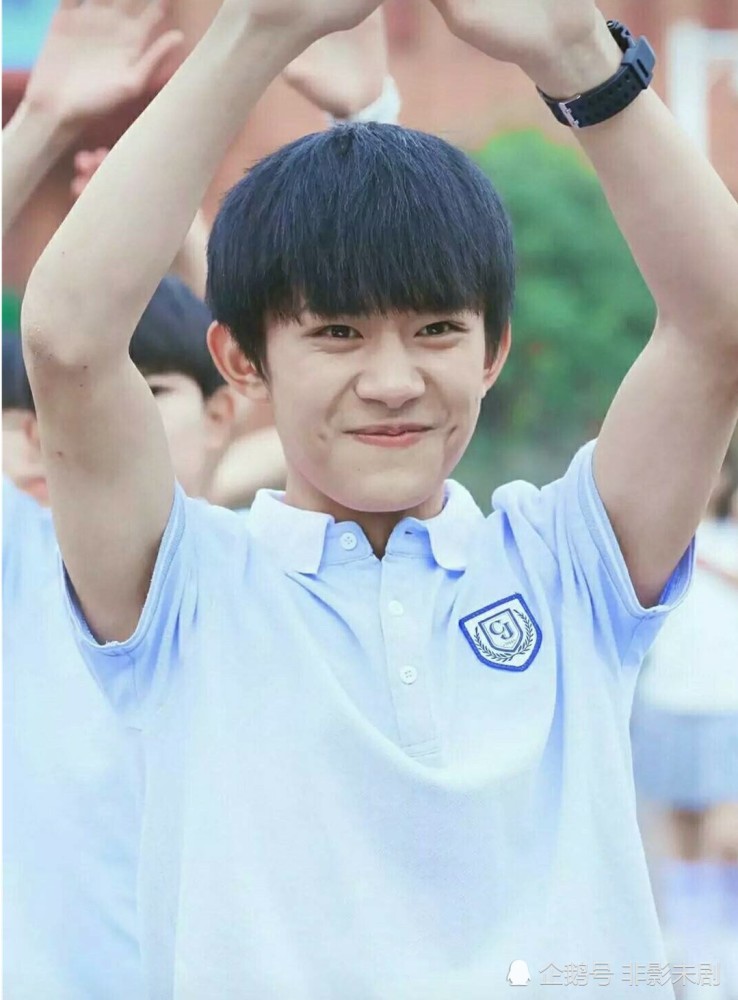 易烊千玺"校园照"被疯传,当看到做操的姿势,网友:太魔性了!