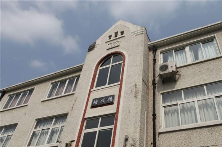 康定路上的这所高中被翻牌了,享受市重点待遇