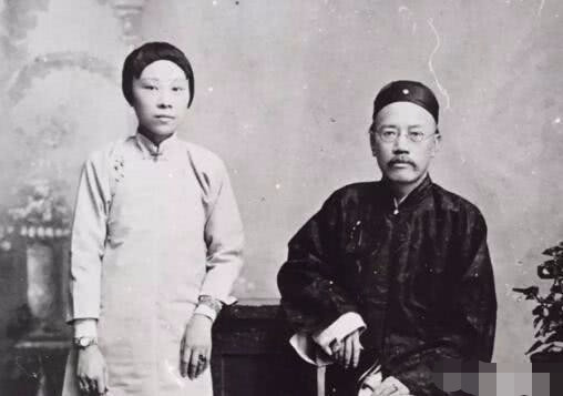 在严复的要求下,严培南将严倚云过继给了无儿无女的严璩,就这样,严倚