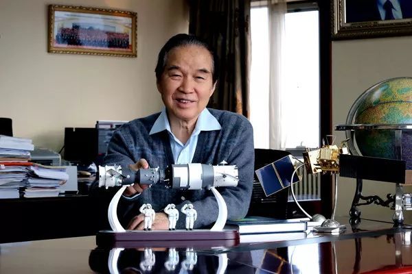 2002年12月,姜景山院士在"神舟四号"飞船发射基地