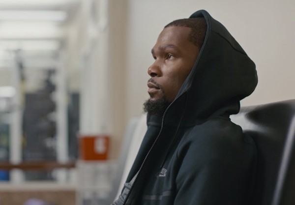 杜兰特年薪千万美元,在美国开啥牌子车知道吗