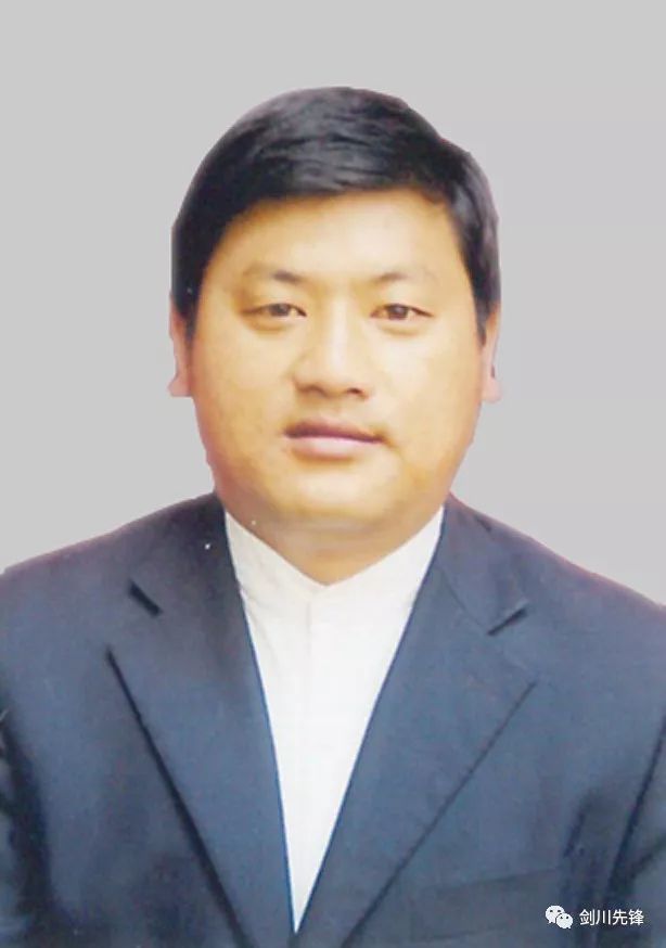 杨兆雄,男,白族,1977年8月生,省委党校大学学历,中共党员,2002年11月