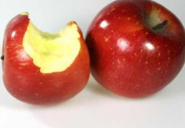 听说晚上吃苹果,会对身体造成危害,这是真的吗?