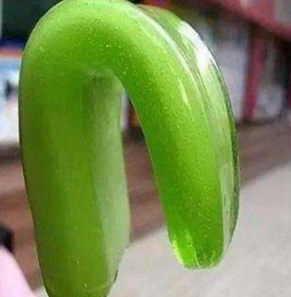 童年最具创造力的冰棍应该是绿舌头,一共有三种颜色,绿色好像是青柠味