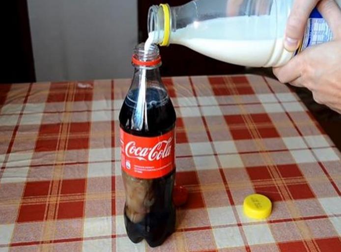牛奶 可乐混着喝会怎样?看完这个实验后,再也不敢喝了!