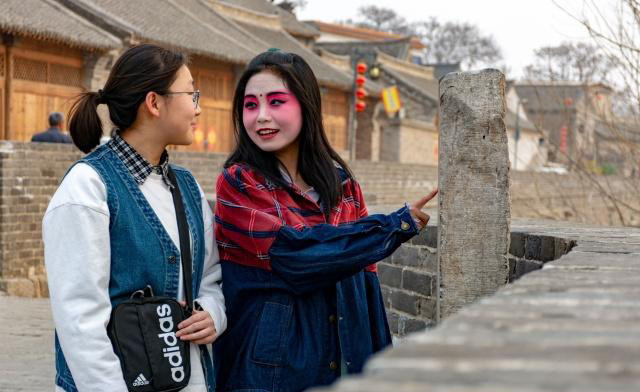 接近傍晚时分,去河南滑县道口镇隋唐大运河摄影采风,河堤的小路上一面