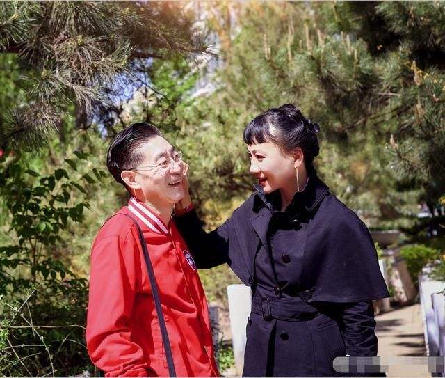 六小龄童罕见晒全家福为老婆庆生，夫妻恩爱一家人其乐融融（组图） - 8