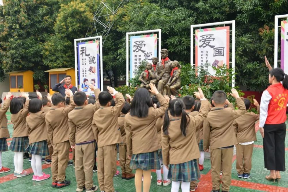 孙大校与市教育局副局长倪任华同志,团市委副书记,市少工委主任邢晨岚