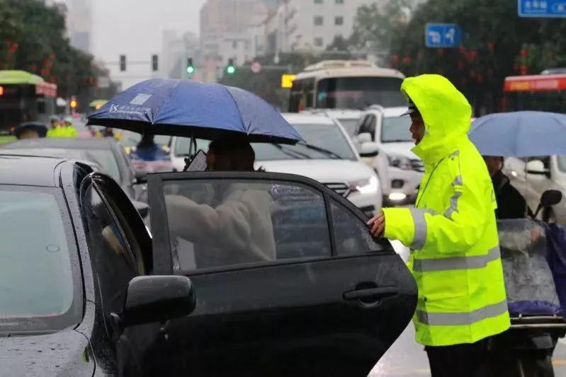 "上车就快走"不要停在公交车站…黄祥斌在雨中不停地引导过往车辆