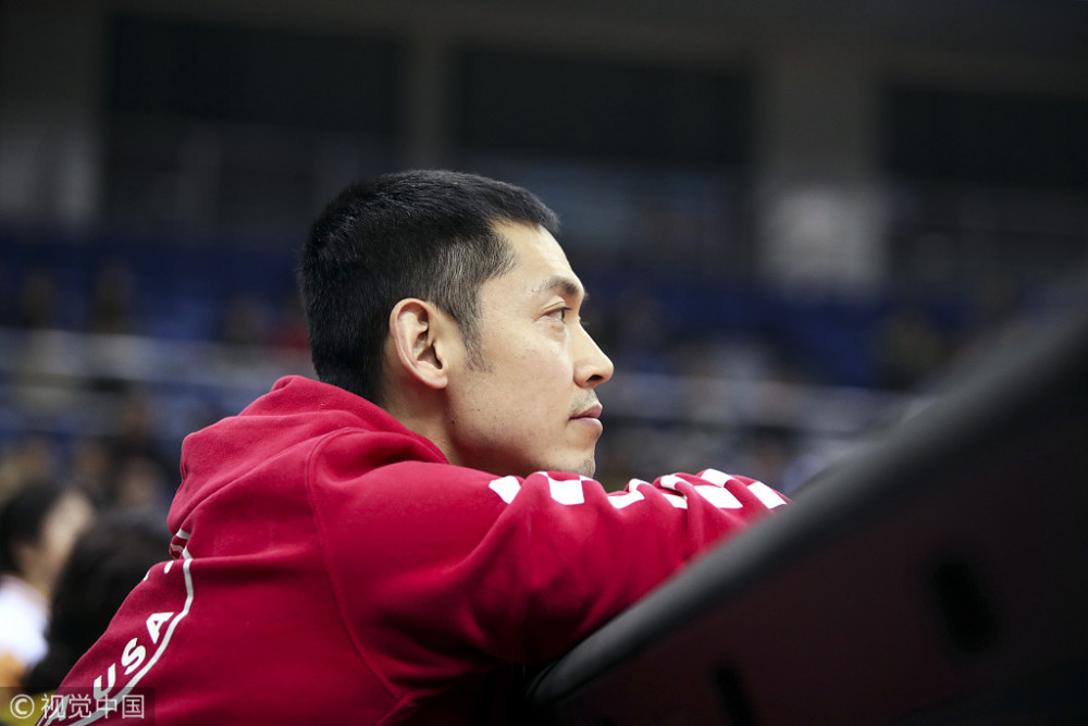 张庆鹏回顾伤病史:14针封闭5处积水 走路步履