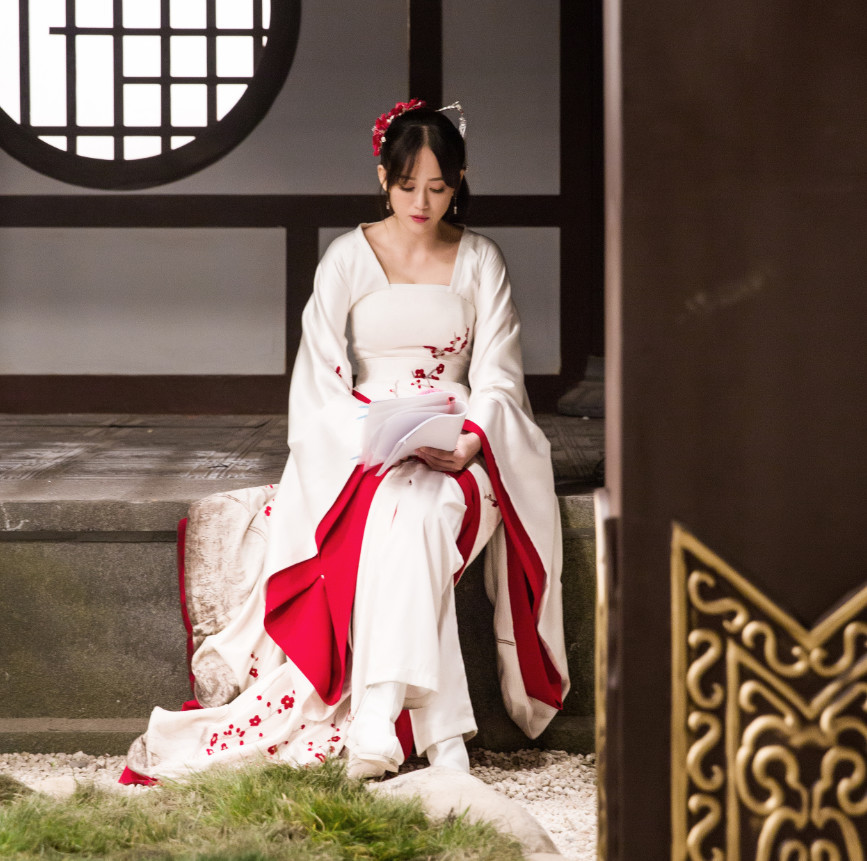 陈乔恩终于穿豹纹了,豹纹外套搭配流苏裙俏皮又时髦,嫩回20岁