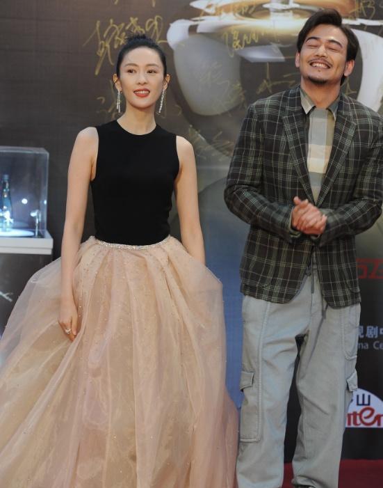 老同学同框啦!童瑶携手杨烁亮相红毯,两人穿着时髦抢镜十足