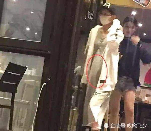 导游:路人拍了赵丽颖张孕妇照,网友们不知所措.官方照片很漂亮.