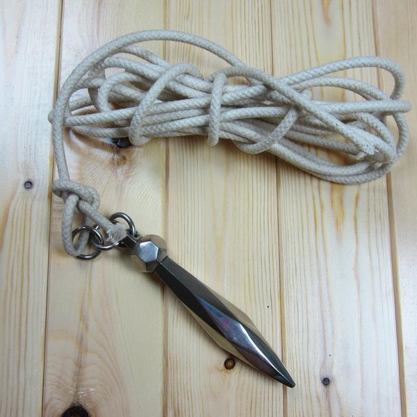 标头采用精钢制成,并且打成菱形,中间还有几条凹下去的血槽.