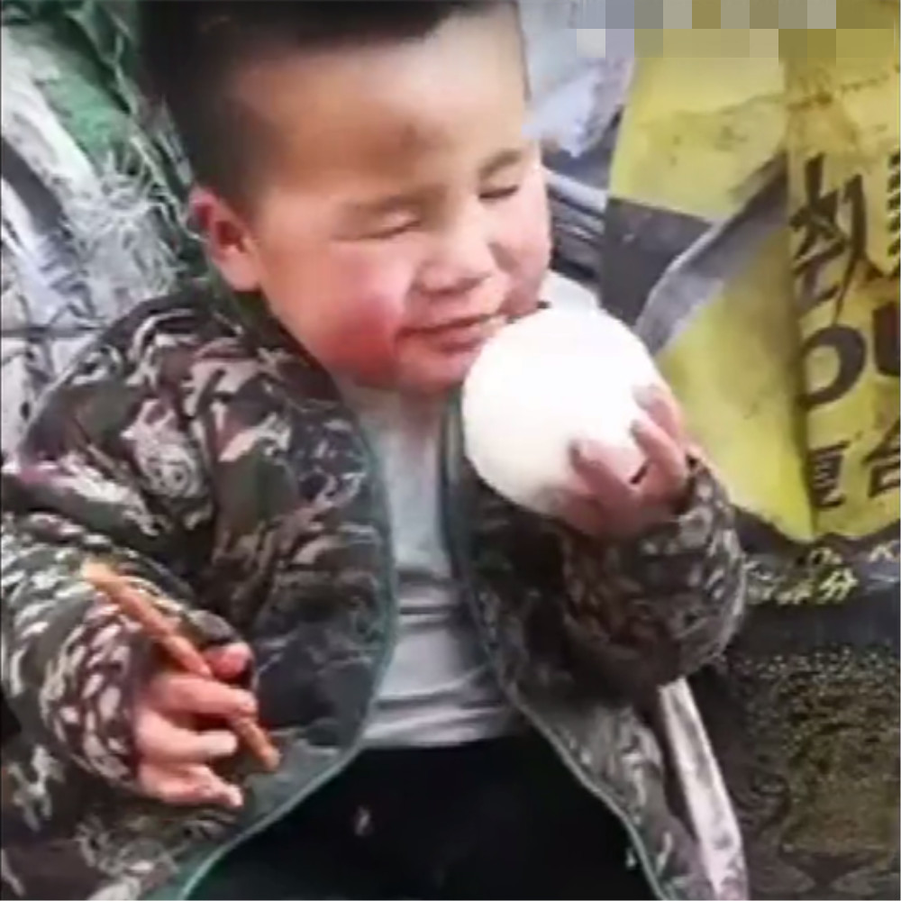 妈妈晒出萌娃吃辣条视频,看到眼前的一幕,网友