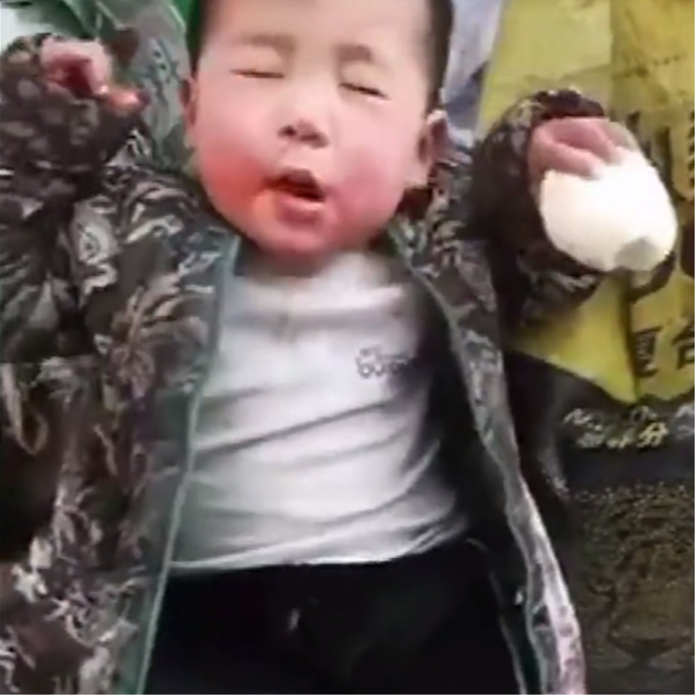 妈妈晒出萌娃吃辣条视频,看到眼前的一幕,网友