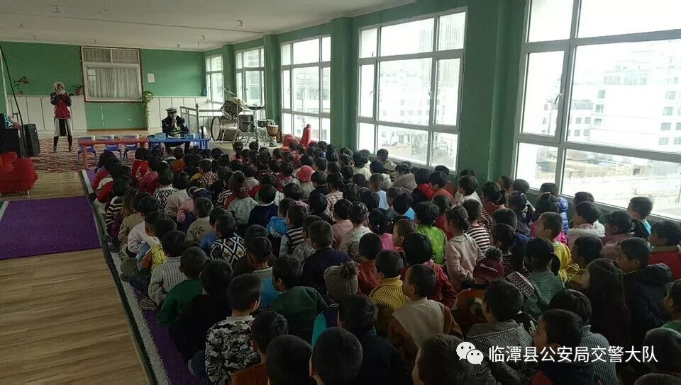 臨潭公安交警走進小太陽幼兒園開展交通安全第一課活動